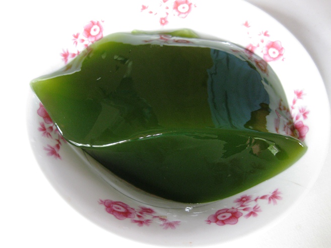 Một khối thạch sương sâm màu xanh.