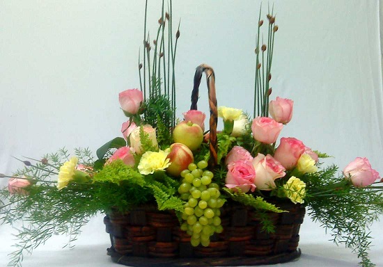 Măng leo trang trí kèm theo hoa hồng